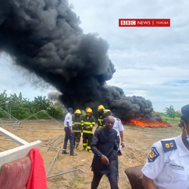 Àwọn òṣìṣẹ́ NDLEA níbi tí wọ́n ti ń dáná sun egbògi olóró náà