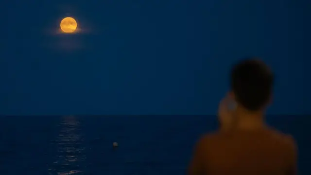 İspanya Alicante'de fenomeni fotoğraflayan bir kişi