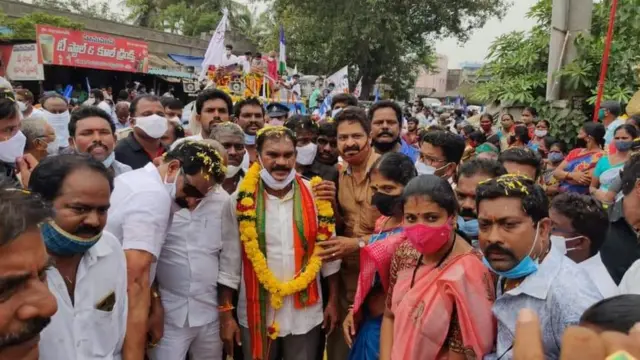 ర్యాలీ నిర్వహించిన తోట త్రిమూర్తులు