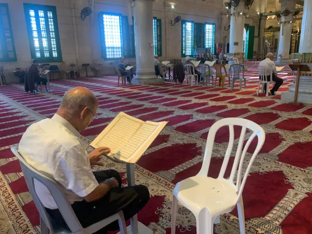 مردی سرگرم نیایش