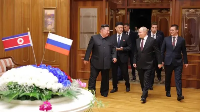 평양에서 만난 블라디미르 푸틴 러시아 대통령과 김정은 북한 국무위원장이 웃으며 걸어오고 있다
