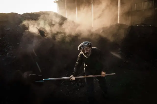 Pour une rémunération de 2,2 à 3,4 dollars US par jour, des Afghans travaillent dans de mauvaises conditions, dans les mines de charbon.