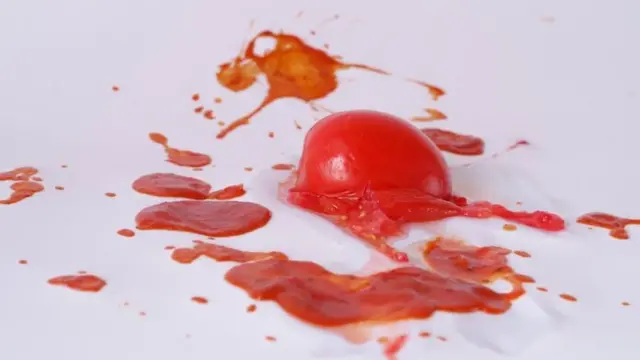 صلصة طماطم على شرشف أبيض