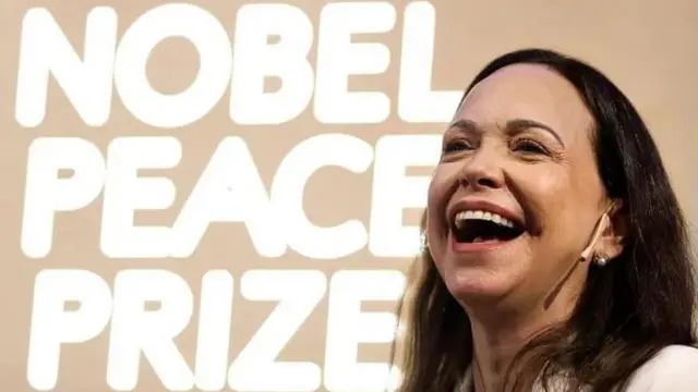 نمای نزدیک از چهره ماریا کورینا ماچادو در حال خنده