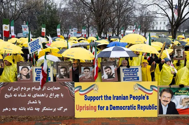 در واشنگتن گروهی از مخالفان حکومت ایران که خواهان جمهوری دموکراتیک هستند، در حمایت از معترضان در ۲۰ دی/۱۰ ژانویه در مقابل کاخ سفید تجمع کردند.
