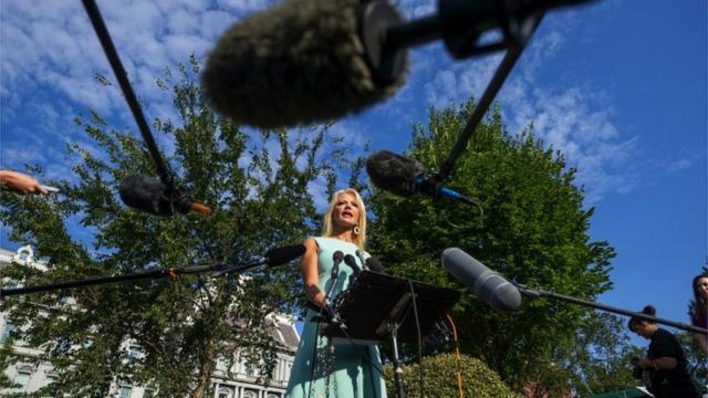 美国白宫外凯莉安妮·康威在一堆话筒的“簇拥”下对记者发言（19/8/2019）