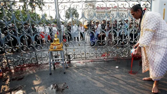 แกนนำ นปช. เชิญพราหมณ์มาประกอบพิธีเทเลือดบริเวณประตูหน้าทำเนียบรัฐบาล โดยอ้างว่าการเจาะเลือดและเทเลือดเป็นมาตรการต่อสู้โดยสันติอหิงสา เพราะไม่ต้องการให้เกิดการสูญเสียเลือดเนื้อ