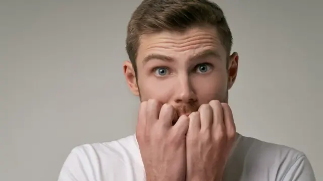 सोशल फोबियाः तुम्हाला गर्दीमध्ये, कार्यक्रमात जाण्याची, लोकांमध्ये मिसळायची भीती वाटते का? सोशल फोबियावर, भीतीवर मात कशी करायची?