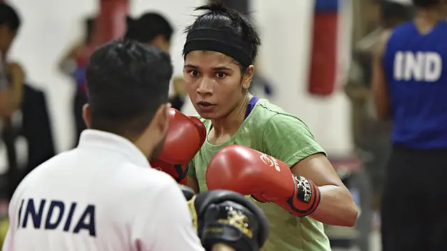 কোচের সাথে প্র্যাকটিস করছেন নিখাত জারিন।