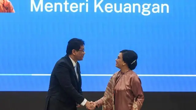 Menteri Keuangan Purbaya Yudhi Sadewa (kiri) bersama pejabat lama Sri Mulyani Indrawati bersalaman saat serah terima jabatan di Kemenkeu, Jakarta, Selasa (9/9/2025).