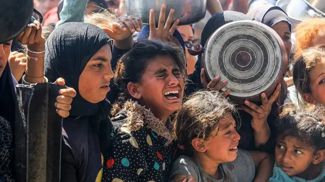 Niños intentando conseguir comida en Gaza