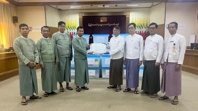 စစ်ကော်မရှင် နိုင်ငံခြားရေးဝန်ကြီးဌာနက ရွေးကောက်ပွဲကော်မရှင်ကို ကြိုတင်မဲလွှဲပြောင်းပေးနေမှု 