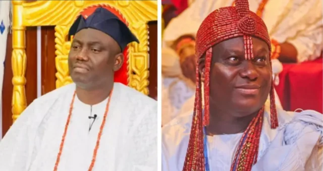 Aworan Oba Abimbola Owoade, Alaafin ti Ilu Oyo ni asọ funfun ati Oba Adeyeye Ogunwusi, Ooni ti ile Ife, ti oun naa wọ aṣọ funfun.