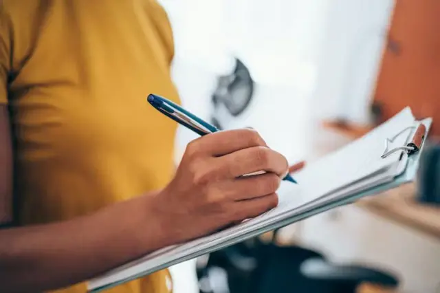 Mulher fazendo anotaçãogalera bet tigrinhopapel