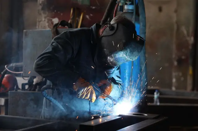 Ankara/Ostim'deki atölyesinde çalışan bir metal işçisi 