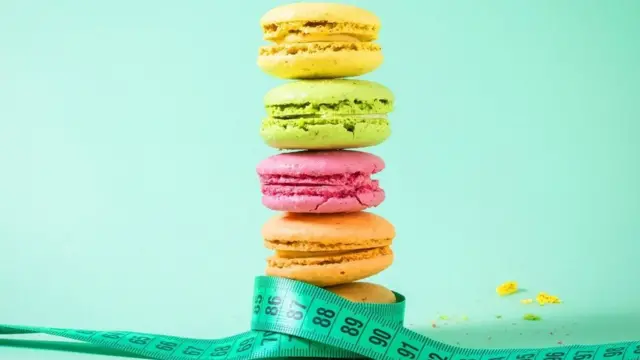 بعض قطع الحلوى