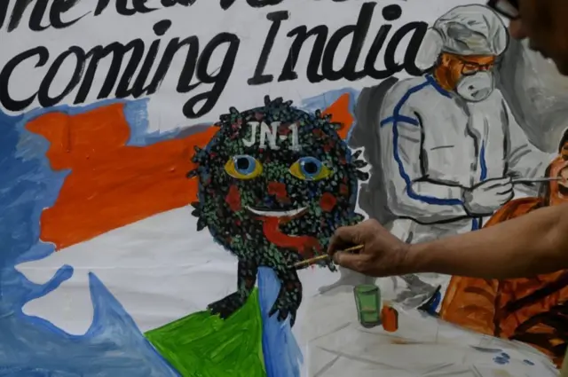 कोरोना के नए वैरिएंट जेएन.1 के प्रति जागरूकता लाने के लिए मुंबई में चित्र बनाता कलाकार