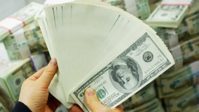 Des billets de dollars américains exhibés par un banquier Coréen.