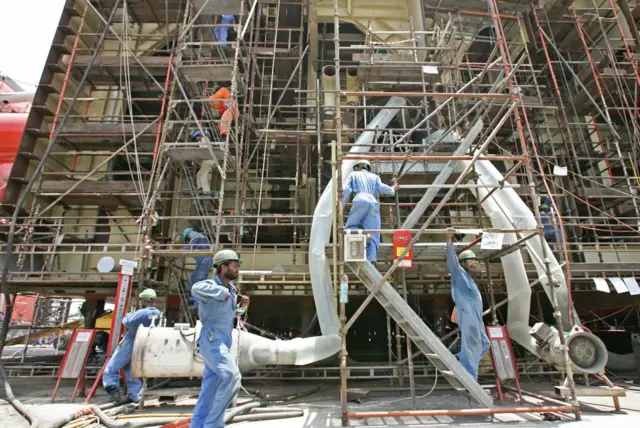 દુબઈના એક ડોક પર કામ કરતા મજૂરો 