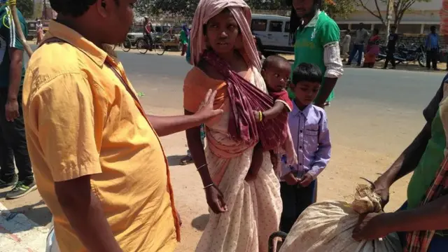 महुआ बेचने वाली महिला