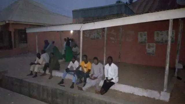 Matasa sun fito domin kada kuri'unsu da sassafe