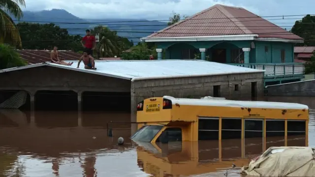 Personas atrapadas en tejado en Honduras