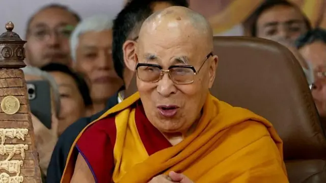 ભારતમાં ચીનના રાજદૂત શૂ ફેઇહોંગે કહ્યું છે કે દલાઈ લામાને ધાર્મિક દરજ્જો આપવો એ ચીનનો વિશેષાધિકાર છે. બીબીસી, ગુજરાતી, ન્યૂઝ અપડેટ, તિબેટ, બૌદ્ધ ધર્મ, ધર્મશાળા, લામાનો પુનર્જન્મ