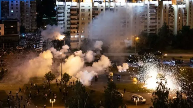 La policía lanzó granadas aturdidoras contras los indignados en Minsk.