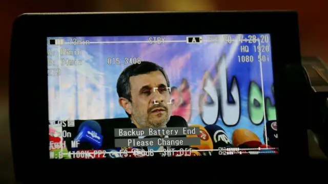 محمود احمدی نژاد در یک کنفرانس خبری در تهران از دولت و قوه قضائیه و مجلس ایران انتقاد کرد