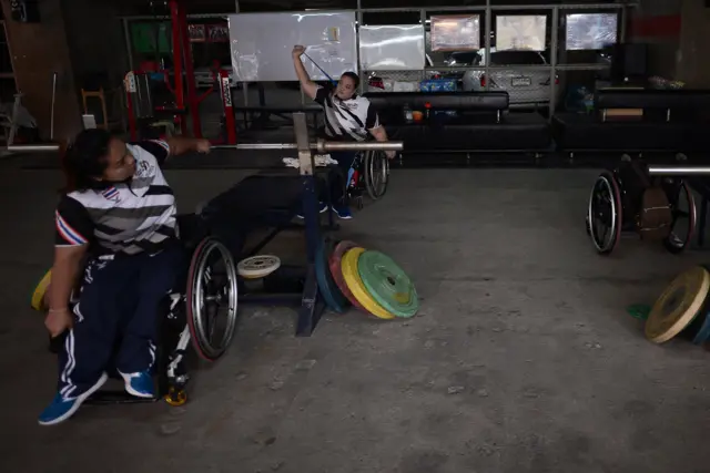 บรรยากาศการฝึกซ้อมของนักกีฬายกน้ำหนักคนพิการ