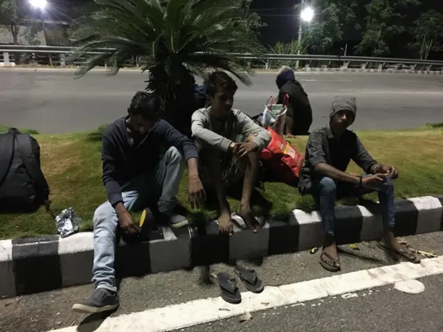 బెంగళూరు వెళ్లెందుకు శంషాబాద్ పీవీఎన్ఆర్ ఫ్లైఓవర్ వద్ద కూర్చున్న కార్మికులు