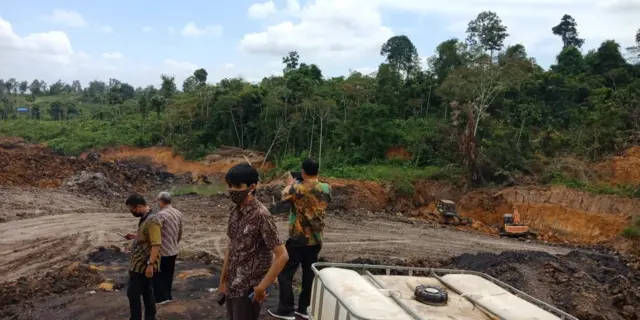 Sejumlah pegawai Otorita IKN saat penyegelan tambang ilegal.