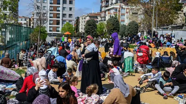 トルコ・イスタンブールでM6強の地震、大勢が屋外で避難 - BBCニュース