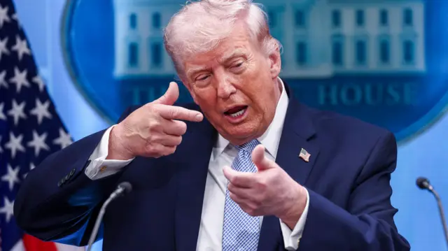 特朗普在白宫新闻发布会上发言,他做出持枪射击的姿势(6/4/2026)