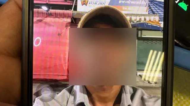 භික්ෂූන් වහන්සේලාගේ ජංගම දුරකතන තුළ තිබී අනාවරණය වුණු ඡායාරූපයක්: මෙහි භික්ෂුවක් තායිලන්තයේ සිවිල් ඇඳුමින් සැරසී සිටින අයුරු දැකගත හැක