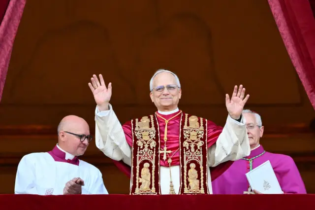 Giáo hoàng Leo XIV xuất hiện trên ban công Nhà nguyện Sistine ở Vatican sau khi được bầu
