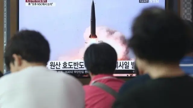 দক্ষিণ কোরিয়ার লোকজন টিভিতে উত্তর কোরিয়ার ক্ষেপণাস্ত্র পরীক্ষার খবর দেখছেন।