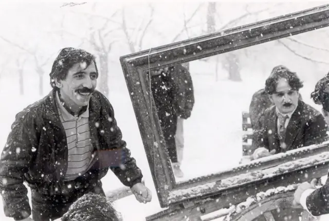 محسن مخملباف و مهدی هاشمی در پشت صحنه فیلم «ناصرالدین‌شاه آکتور سینما» - عکاس میترا محاسنی