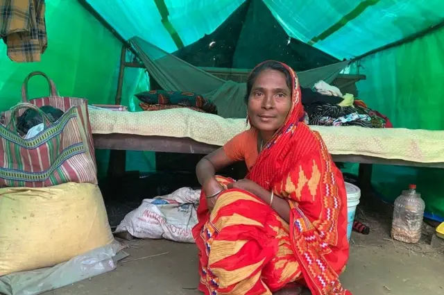 तंबू में बैठीं एक महिला