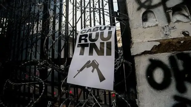 Poster menolak Revisi Undang-Undang TNI