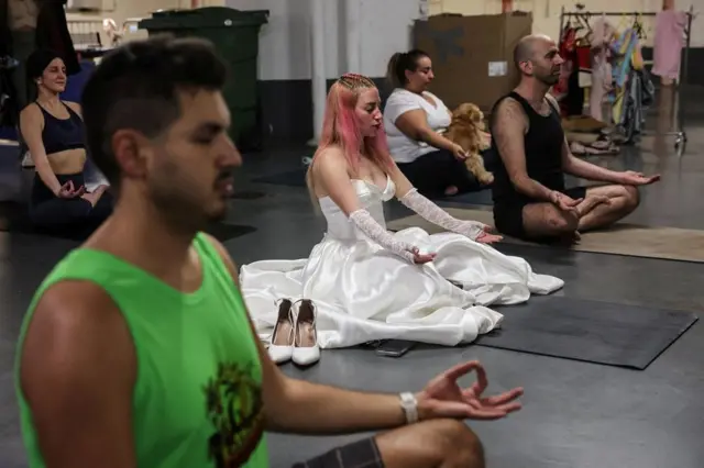 јога у склоништу у тел авиву