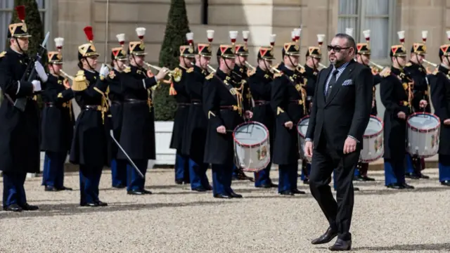 En costume ou en Djellaba, comme sa garde-robe, Mohammed VI n'hésite pas a jongler entre modernité et tradition.