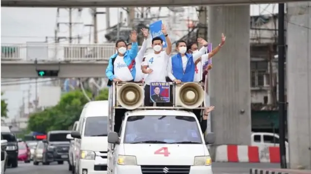 ทีมผู้สมัครผู้ว่าฯ กทม. สังกัด ปชป. ขึ้นรถหาเสียงจากตลาดวังหลังเดินทางไปอีกตลาดหนึ่ง