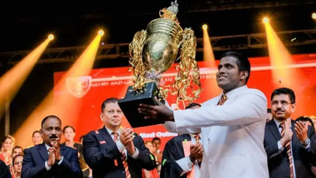 2017/ 2018 කාලේ දී කොළඹ ආනන්ද විද්‍යාලයේ ප්‍රධාන ශිෂ්‍ය නායකයා ලෙස කටයුතු කළ ඔහු, 2018 වසරේ දී විශිෂ්ටතම ආනන්දීය සිසුවාට හිමි සම්මානය ද හිමි කර ගත්තේය.