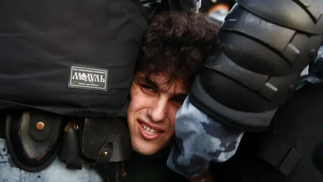 Policías llevándose a joven