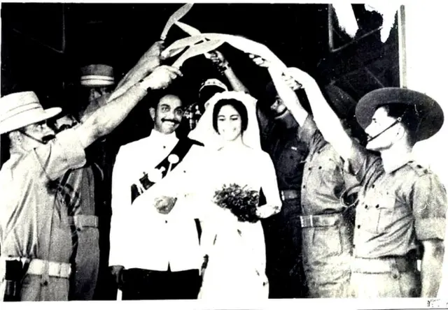 મેજર જનરલ કારડોઝો અને તેમના પત્ની, સાથે ખુખરી હાથમાં દેખાય છે.