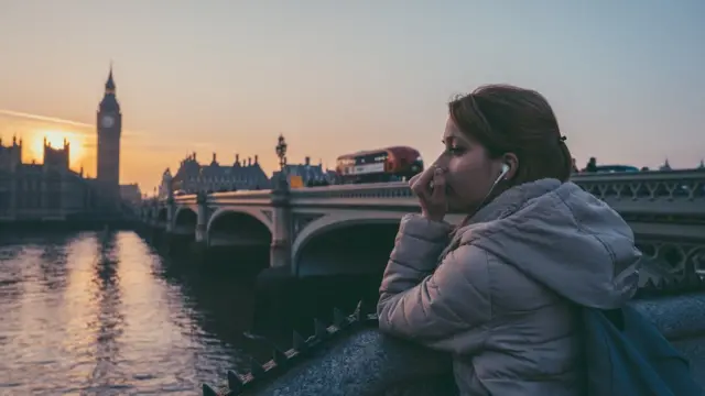 Mujer en Londres con audífonos.