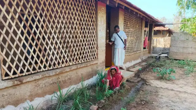 மின்சாரம், தொலைபேசி, டிவி என எதுவுமே வேண்டாமென பழங்கால முறையில் வாழும் கிராம மக்கள்