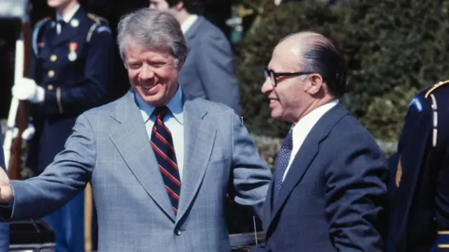 Menachem Begin (kanan) bersama Presiden AS, Jimmy Carter (kiri). Israel menandatangani kesepakatan damai dengan Mesir di Camp David pada 1978.