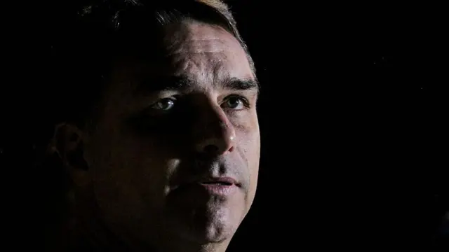 Flávio Bolsonaro admite que pediu milhões a Vorcaro para filme do pai: o que se